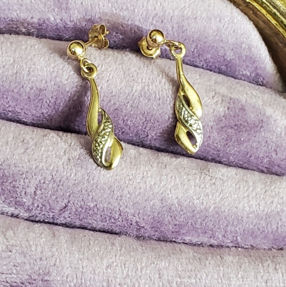 9k (375) gold diamond earrings. Stamped 375 on the posts and also on the backs. - Picture 2 of 5